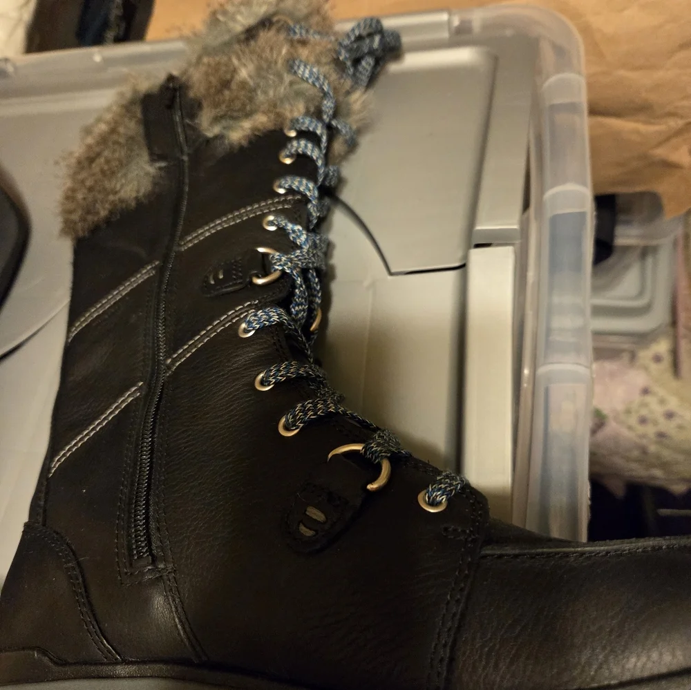 Merrell Black Winter Rain Boots with Fur Trim - Picture 5 of 9